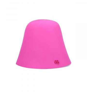 قبعات روسلان باجينسكي وردية اللون.